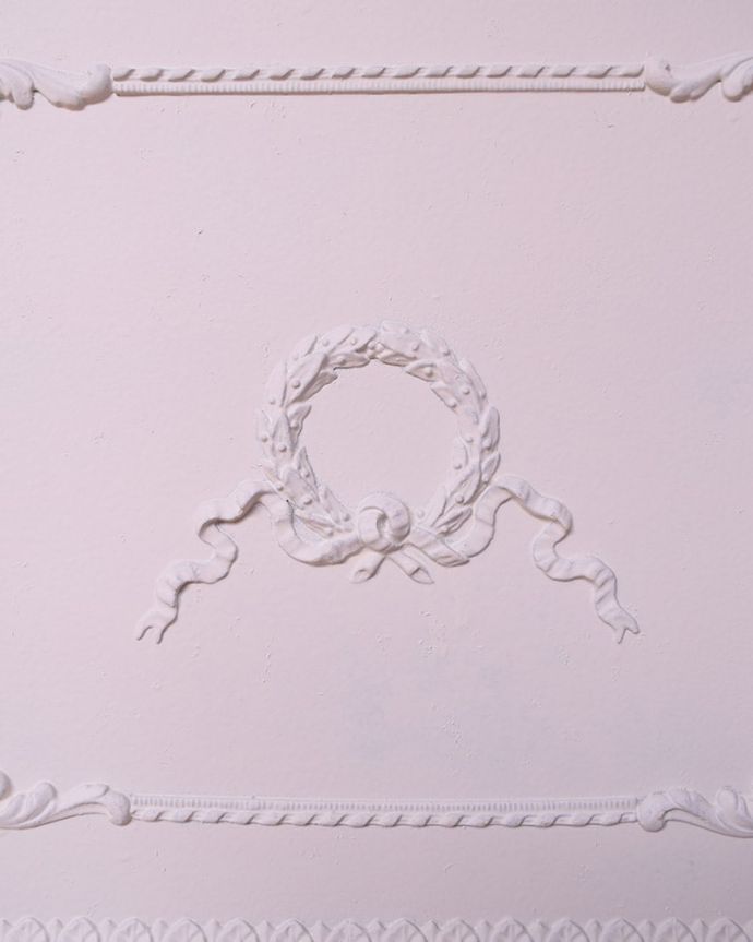 アンティークのチェスト　アンティーク家具　フランスのアンティーク家具、フォルムが優雅で美しい、白いベッドサイドチェスト（３段）。惚れ惚れしちゃう美しさ女性らしい彫り。(z-106-f)