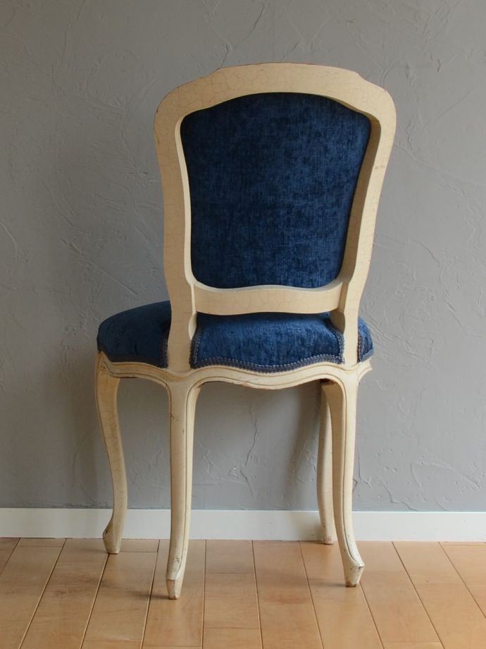 フランスから届いたおしゃれなアンティークの椅子、猫足が美しい白い