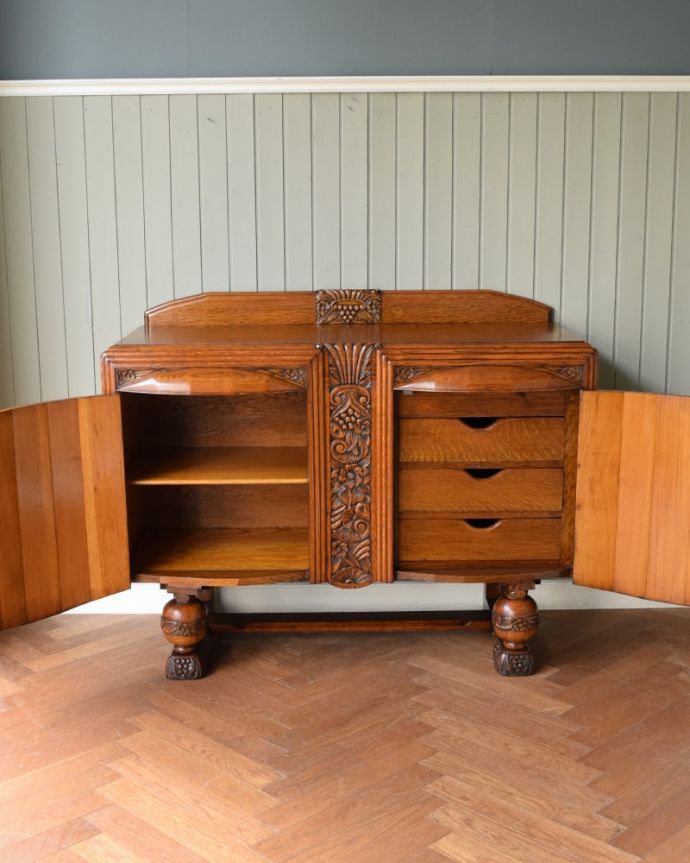 英国の重厚なアンティーク家具、彫刻の美しいオーク材のサイドボード
