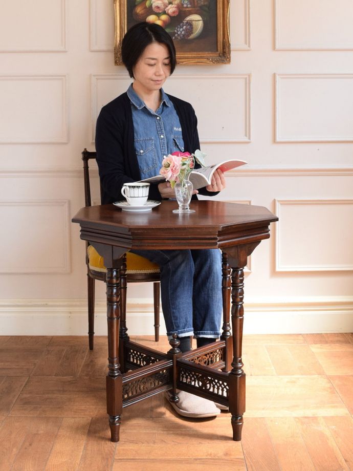 イギリスのアンティークテーブル、シノワズリの装飾が美しいサイドテーブル