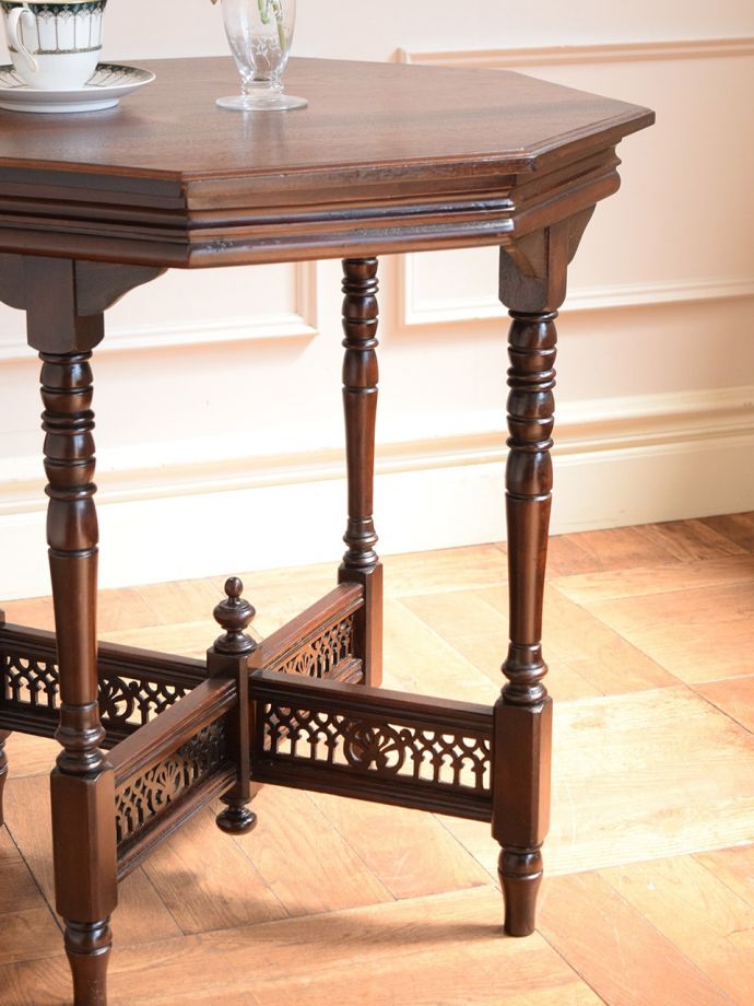 イギリスのアンティークテーブル、シノワズリの装飾が美しいサイドテーブル