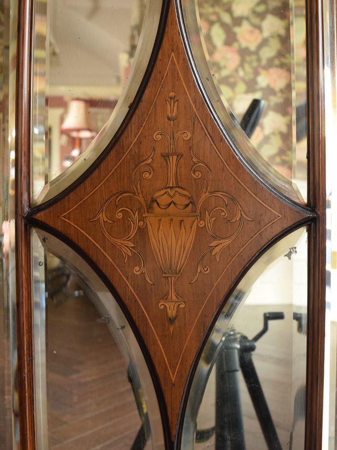 イギリスのアンティーク家具、ローズウッド材を使った豪華なパーラーキャビネット