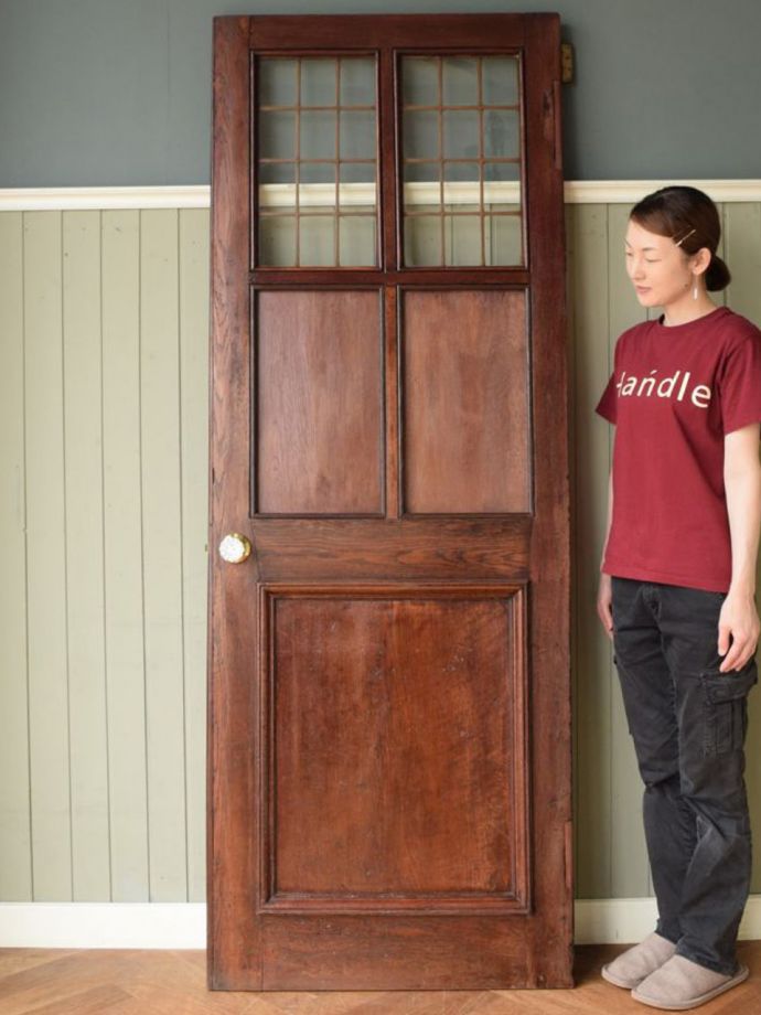 英国アンティークのおしゃれなドア、ガラスのノブが付いた木製ドア