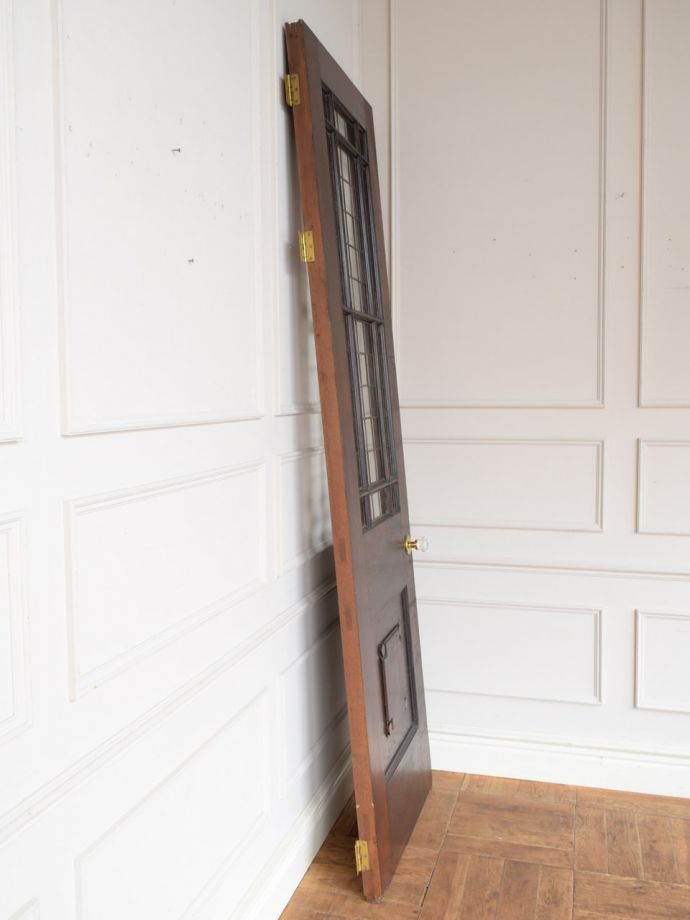 アンティークのおしゃれなドア、ガラスのノブが付いた木製ドア