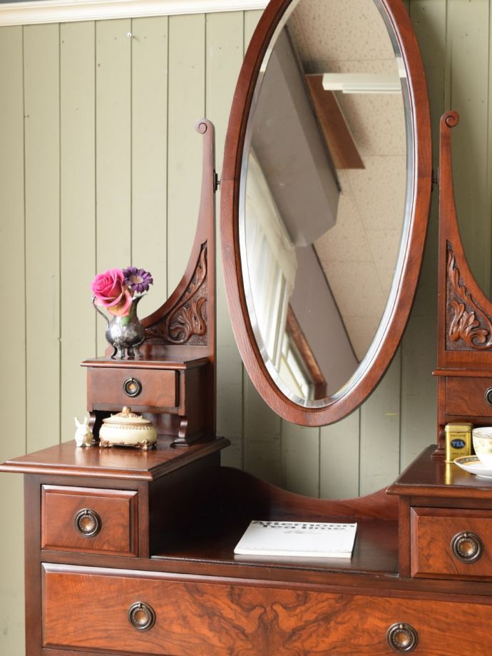 英国のアンティークドレッサー、オーバルの形の鏡、見鏡が美しい 