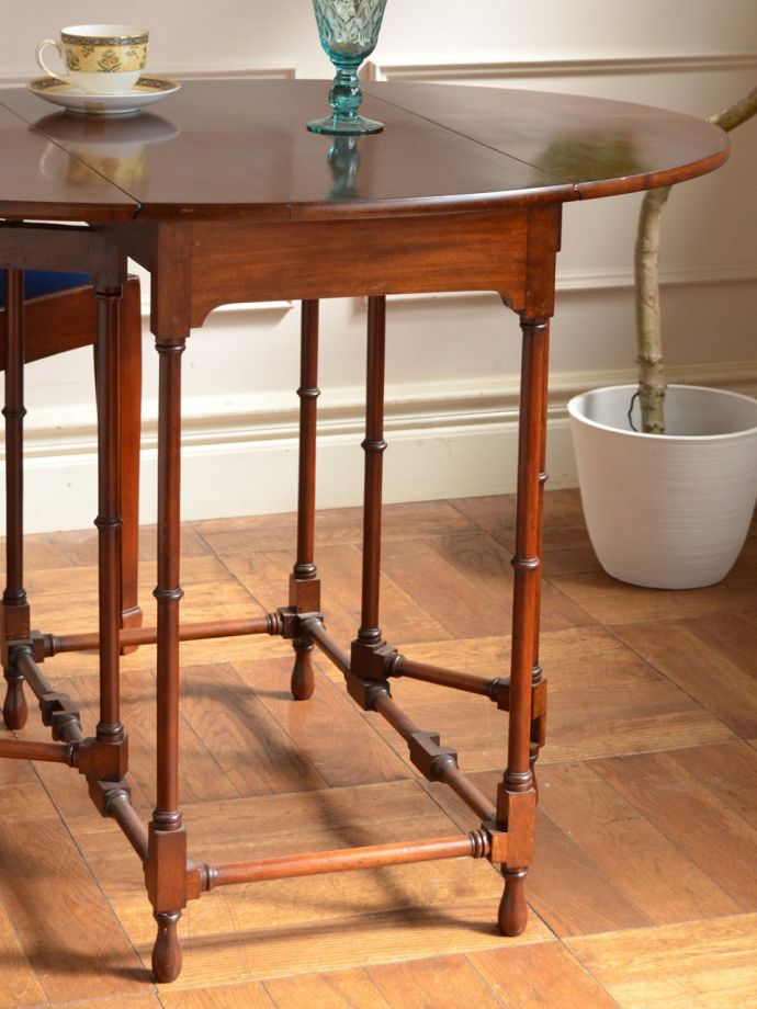 イギリスの折り畳みテーブル、細い足が魅力のアンティークのゲートレッグテーブル