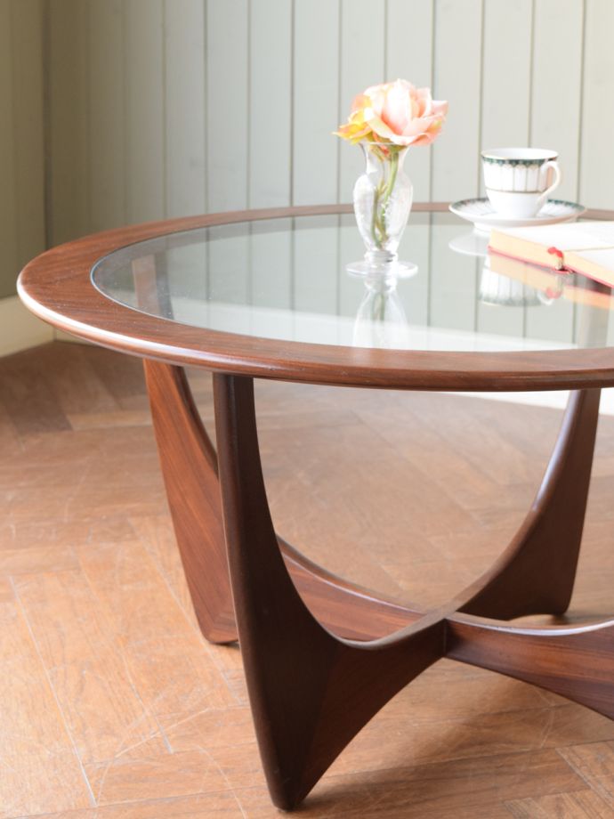 北欧スタイルのヴィンテージ家具、ガラス天板が付いたG-PLAN社のローテーブル