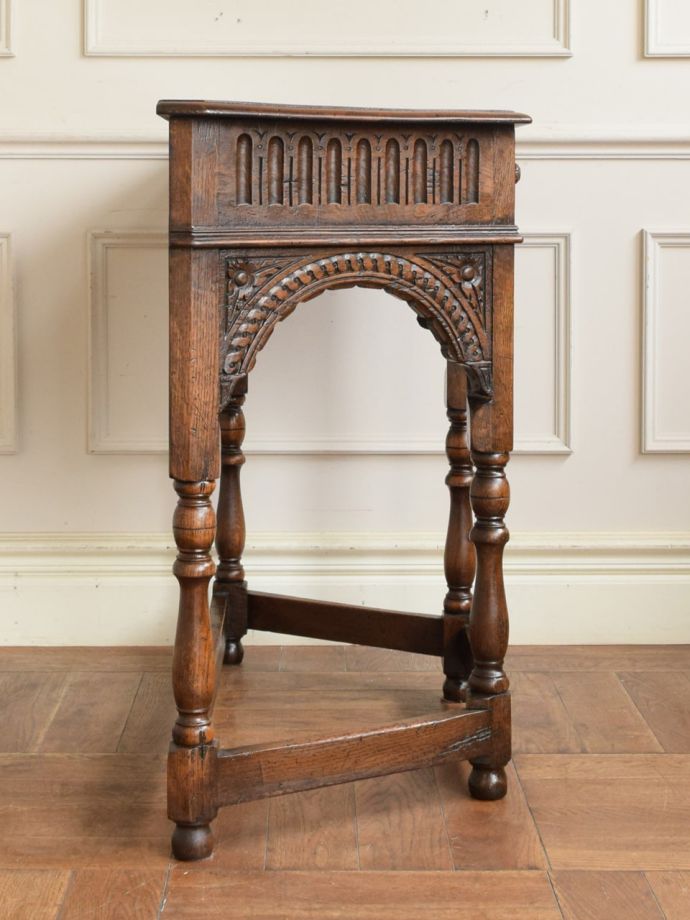アンティークのコンソールテーブル、英国らしい彫の装飾が美しい