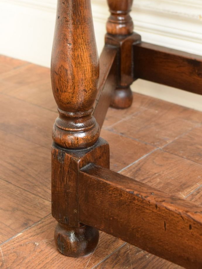 アンティークのコンソールテーブル、英国らしい彫の装飾が美しい引き出し付きの家具