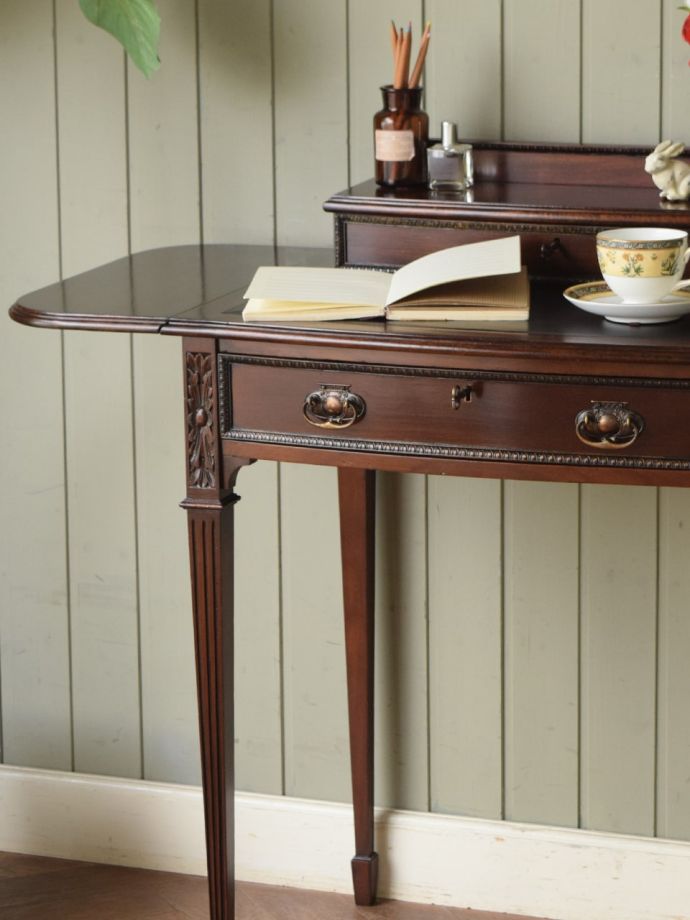 英国アンティークの書斎机、マホガニー材の美しいレディデスク(z-209-f 