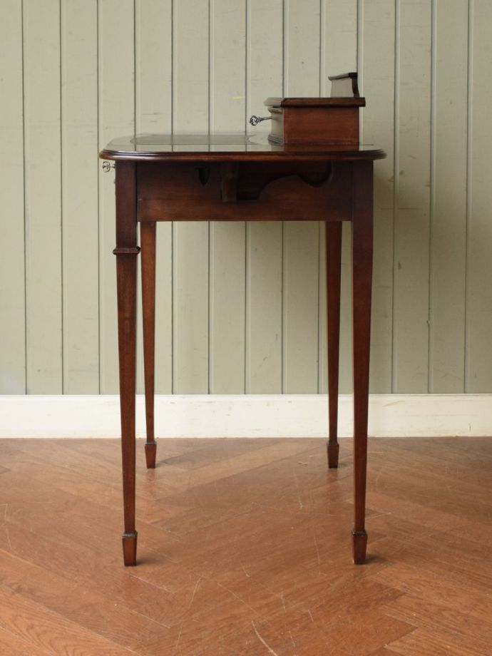 英国アンティークの書斎机、マホガニー材の美しいレディデスク