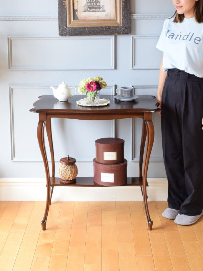 マホガニー材の美しいアンティークテーブル、細くて長い脚が魅力の 