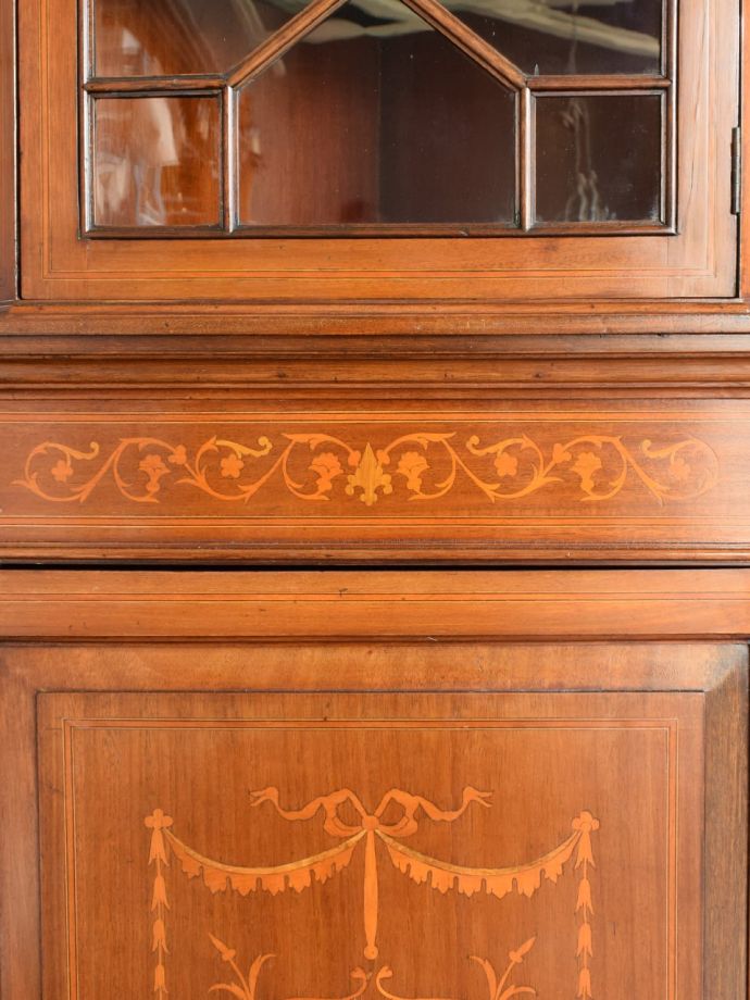 キャビネットの華やかな装飾