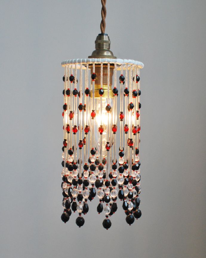 ビーズのシェードがおしゃれなペンダントライト