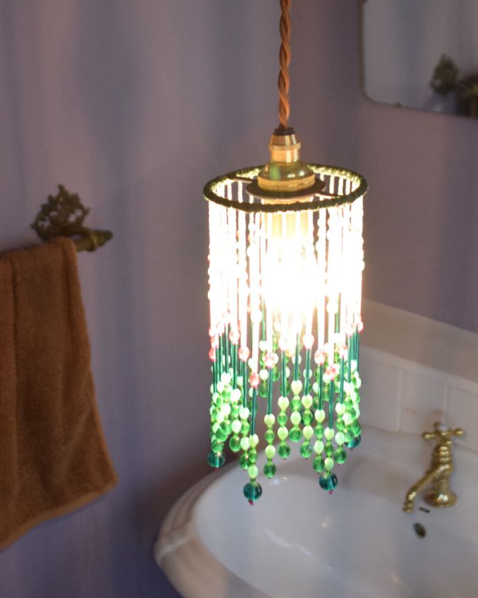 ビーズのシェードがおしゃれなペンダントライト