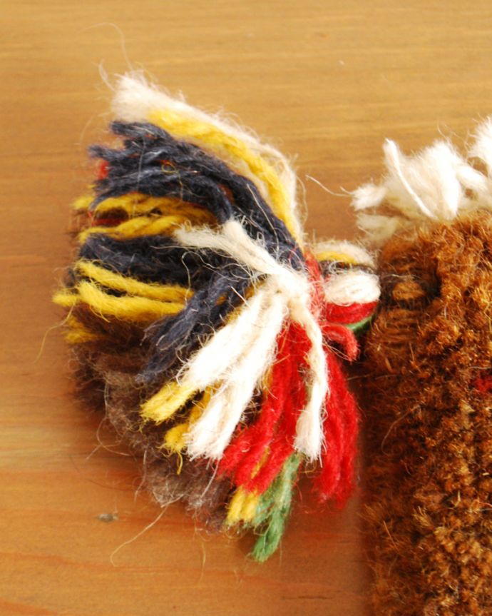 アンティーク 布製の雑貨　アンティーク雑貨　ギャッベ。四隅には可愛らしいポンポンが付いています。(b-114)