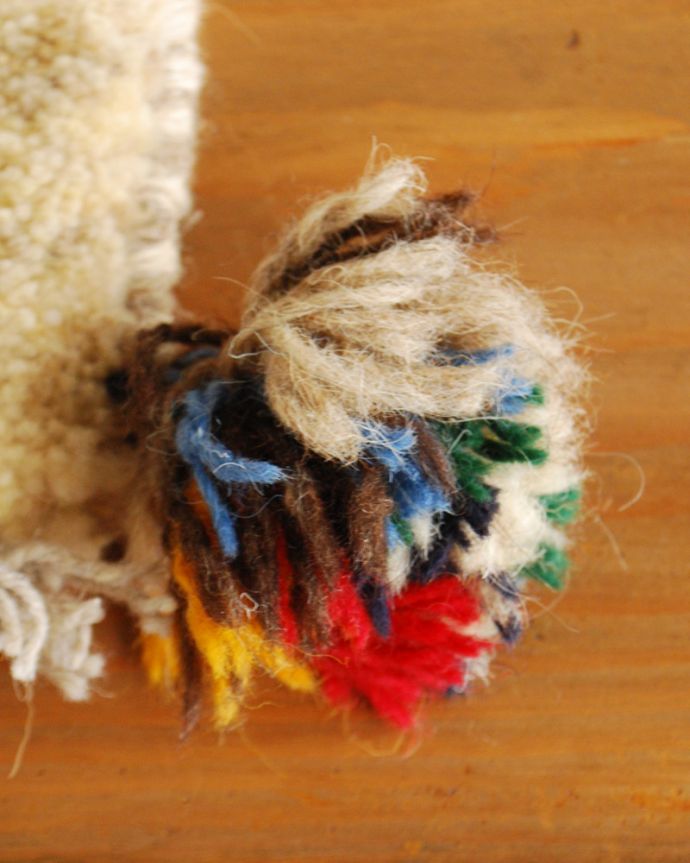 アンティーク 布製の雑貨 アンティーク雑貨 ギャッベ。四隅には可愛らしいポンポンが付いています。(b-127)