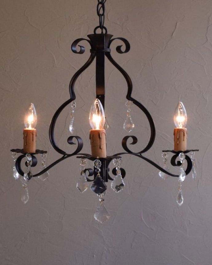 Handleオリジナル　照明・ライティング　Handleオリジナル シャンデリア(コトン・ブラック・ビーズ・E17シャンデリア球3個付き)。くるくると柔らかい曲線アイアンのフラットバーをクルンクルンと巻いて作られた、女性らしく柔らかい曲線がまるでふわふわした綿のようなデザインです。(CR-002-4)