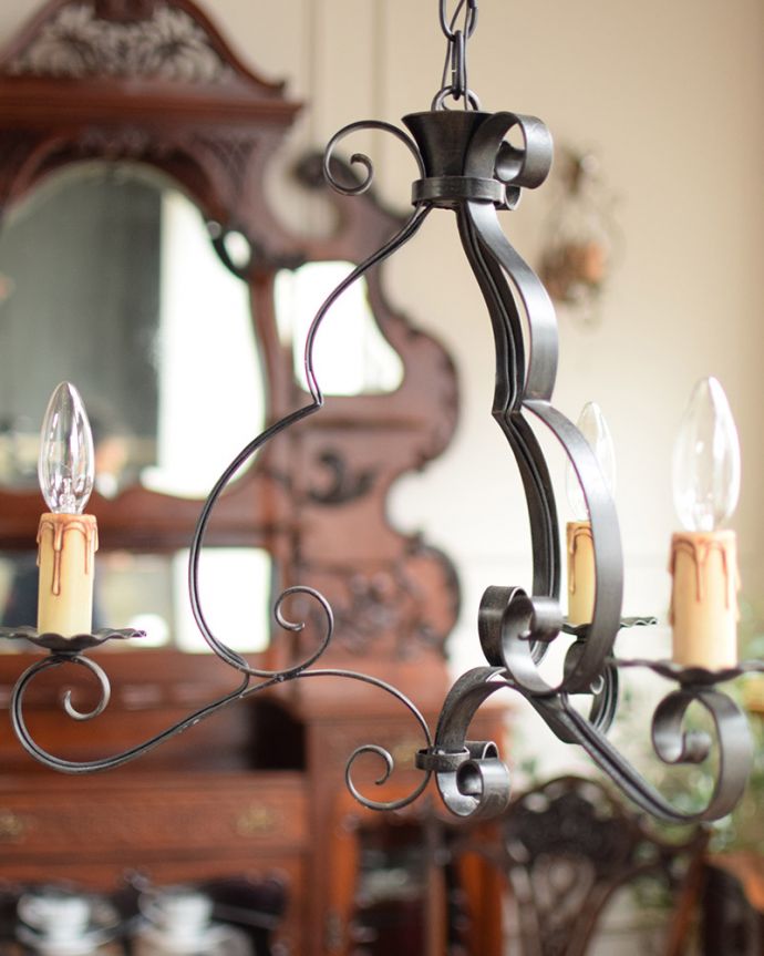 Handleオリジナル　照明・ライティング　Handleオリジナル シャンデリア(コトン・ブラック・ビーズ・E17シャンデリア球3個付き)。どこから見ても可愛いデザイン見る方向によって違った表情を見せてくれる優しい曲線のラインに、ほっこりと癒されます。(CR-002-4)