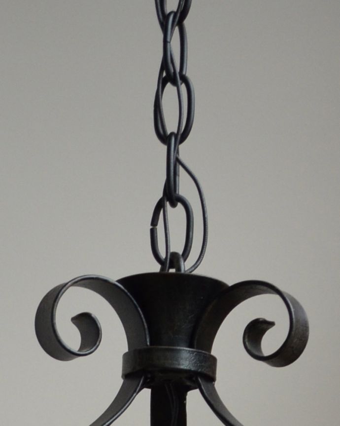 Handleオリジナル　照明・ライティング　Handleオリジナル シャンデリア(コトン・ブラック・ビーズ・E17シャンデリア球3個付き)。ご希望の長さでお届けしますお客様のお部屋に合わせて、ご希望の長さでお作りしてからお届けします。(CR-002-4)