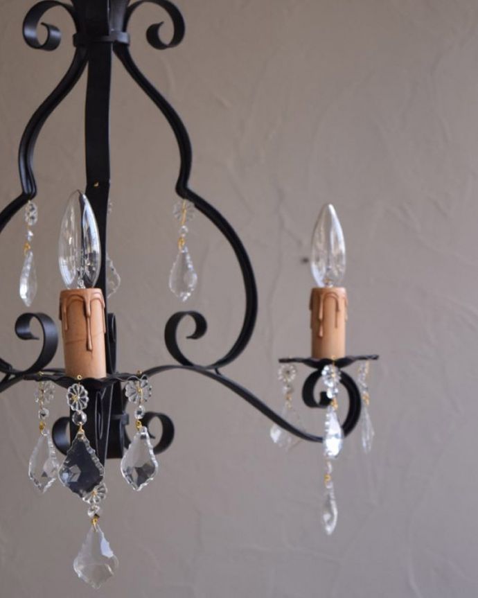 Handleオリジナル　照明・ライティング　Handleオリジナル シャンデリア(コトン・ブラック・ビーズ・E17シャンデリア球3個付き)。しなやかな曲線どんなお部屋でも使いやすいように、アイアンの太いフラットバーを優雅な曲線に曲げた、シンプルな中に素材のよさが際立つデザインです。(CR-002-4)