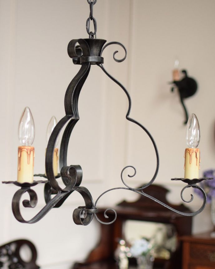Handleオリジナル　照明・ライティング　Handleオリジナル シャンデリア(コトン・ブラック・E17シャンデリア球3個付き)。質感のよさが感じられるアイアンのシャンデリアたくさんあるアンティークのアーカイブから探してきたものを日本のお家向けにアレンジしたシャンデリアです。(CR-002)