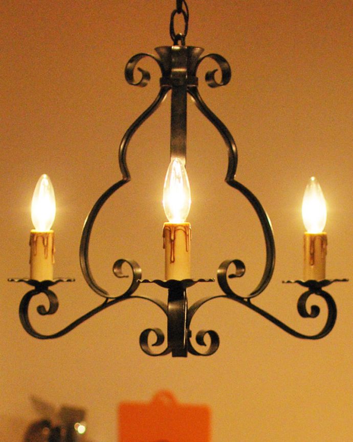 Handleオリジナル　照明・ライティング　Handleオリジナル シャンデリア(コトン・ブラック・E17シャンデリア球3個付き)。くるくると柔らかい曲線アイアンのフラットバーをクルンクルンと巻いて作られた、女性らしく柔らかい曲線がまるでふわふわした綿のようなデザインです。(CR-002)