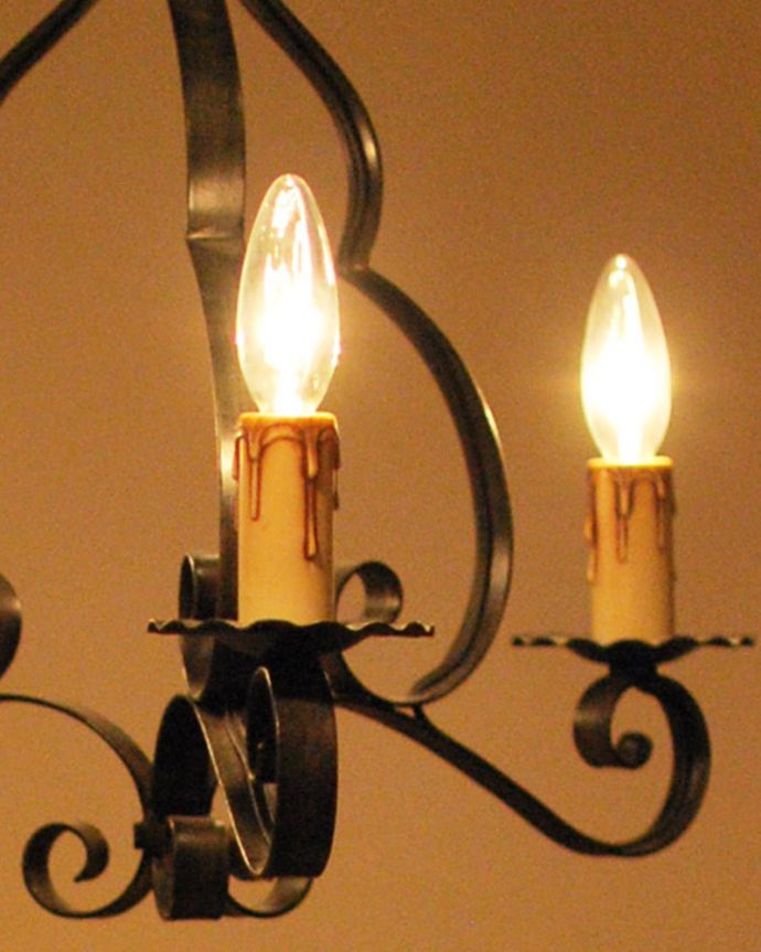 Handleオリジナル　照明・ライティング　Handleオリジナル シャンデリア(コトン・ブラック・E17シャンデリア球3個付き)。アイアンで描くシャンデリアの美しさシャンデリアと言うとキラキラしたイメージですが、アイアンのシャンデリアはシンプルなものが多いので、気を使わずいろんな場所で使えるんです。(CR-002)