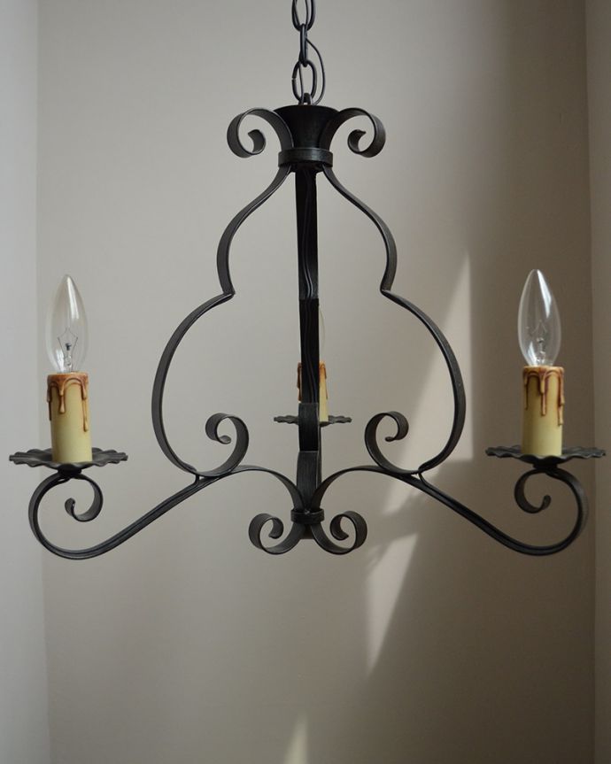 Handleオリジナル　照明・ライティング　Handleオリジナル シャンデリア(コトン・ブラック・E17シャンデリア球3個付き)。角度によって見え方が違います3灯タイプなので、見る角度によって、まるで違ったデザインに見えます。(CR-002)