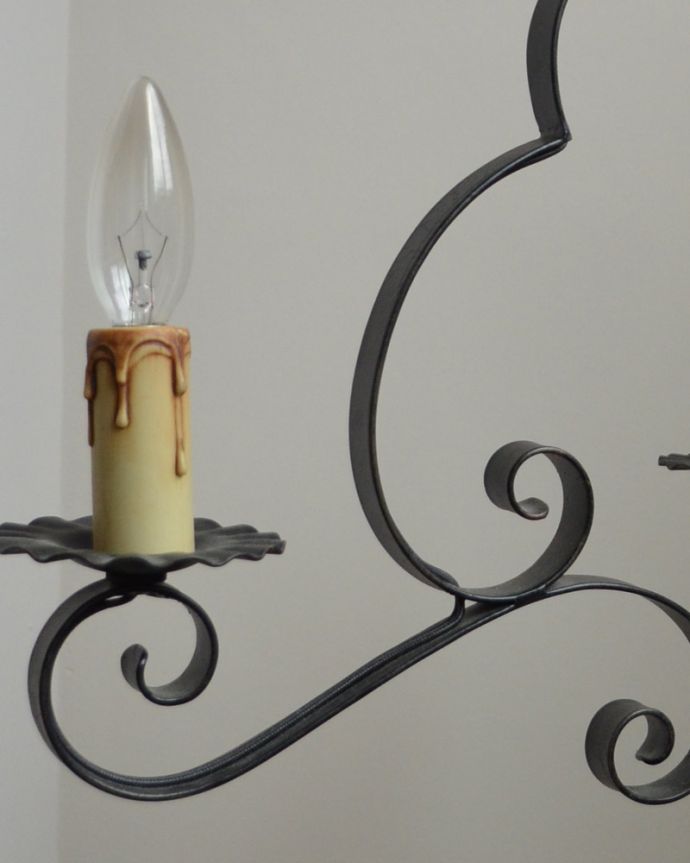 Handleオリジナル　照明・ライティング　Handleオリジナル シャンデリア(コトン・ブラック・E17シャンデリア球3個付き)。しなやかな曲線どんなお部屋でも使いやすいように、アイアンの太いフラットバーを優雅な曲線に曲げた、シンプルな中に素材のよさが際立つデザインです。(CR-002)