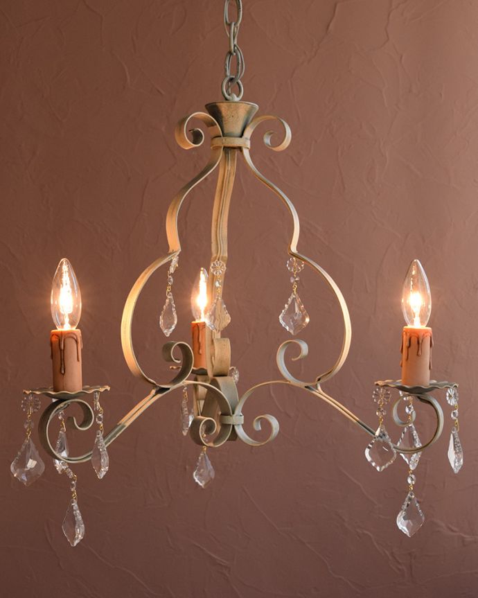 Handleオリジナル 照明・ライティング Handleオリジナル シャンデリア(コトン・ホワイト・E17シャンデリア球3個付き)。くるくると柔らかい曲線アイアンのフラットバーをクルンクルンと巻いて作られた、女性らしく柔らかい曲線がまるでふわふわした綿のようなデザインです。(CR-003-4)