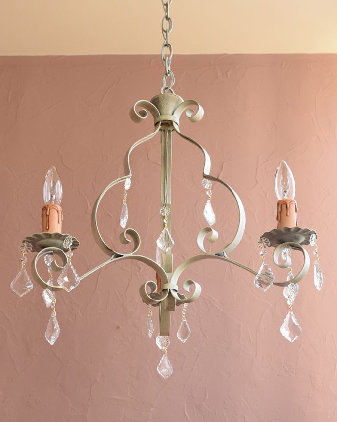 Handleオリジナル 照明・ライティング Handleオリジナル シャンデリア(コトン・ホワイト・E17シャンデリア球3個付き)。角度によって見え方が違います3灯タイプなので、見る角度によって、まるで違ったデザインに見えます。(CR-003-4)