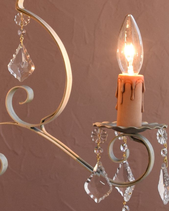 Handleオリジナル 照明・ライティング Handleオリジナル シャンデリア(コトン・ホワイト・E17シャンデリア球3個付き)。アイアンで描くシャンデリアの美しさシャンデリアと言うとキラキラしたイメージですが、アイアンのシャンデリアはシンプルなものが多いので、気を使わずいろんな場所で使えるんです。(CR-003-4)