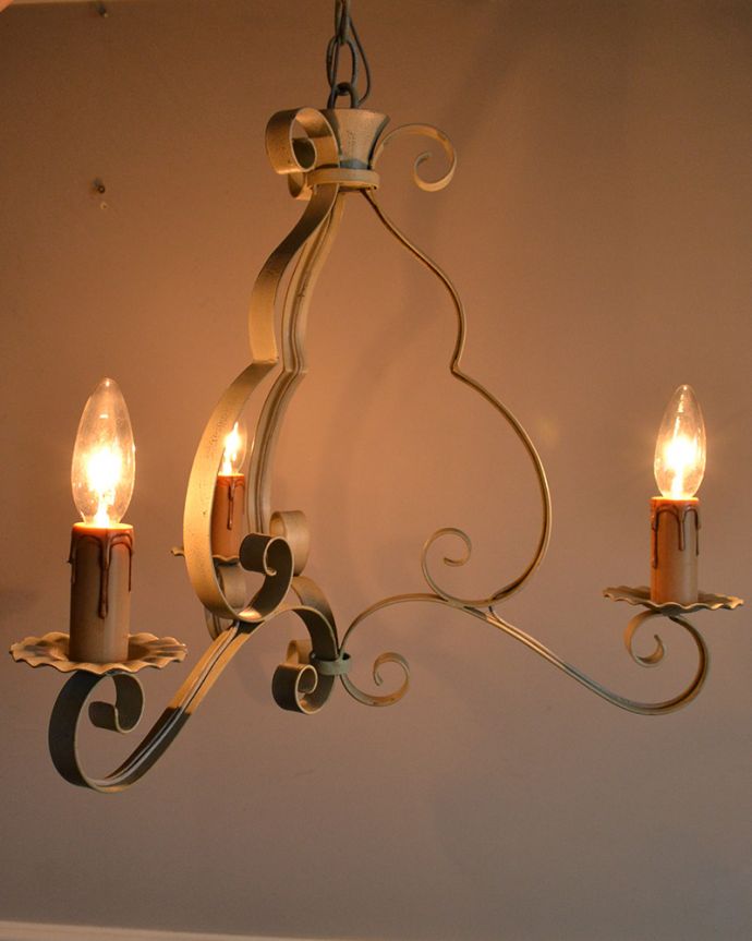 Handleオリジナル　照明・ライティング　Handleオリジナル シャンデリア(コトン・ホワイト・E17シャンデリア球3個付き)。くるくると柔らかい曲線アイアンのフラットバーをクルンクルンと巻いて作られた、女性らしく柔らかい曲線がまるでふわふわした綿のようなデザインです。(CR-003)