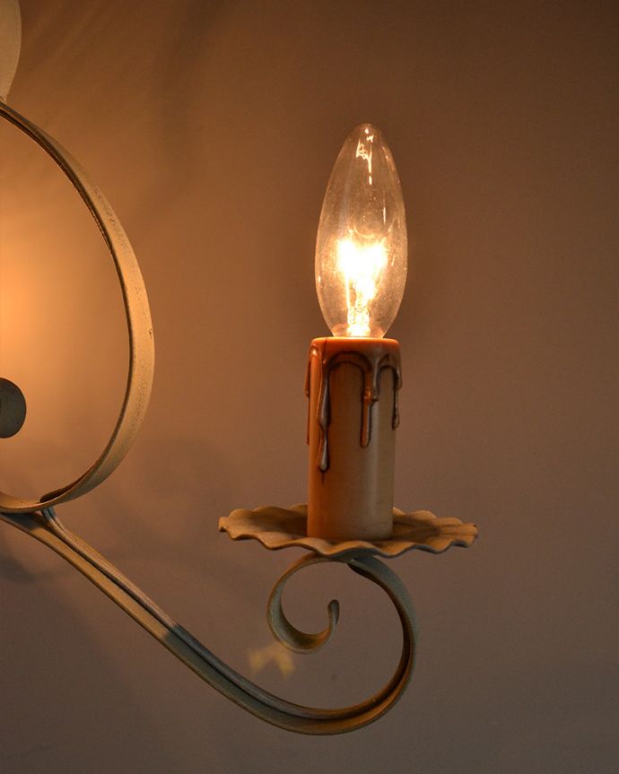 Handleオリジナル　照明・ライティング　Handleオリジナル シャンデリア(コトン・ホワイト・E17シャンデリア球3個付き)。アイアンで描くシャンデリアの美しさシャンデリアと言うとキラキラしたイメージですが、アイアンのシャンデリアはシンプルなものが多いので、気を使わずいろんな場所で使えるんです。(CR-003)