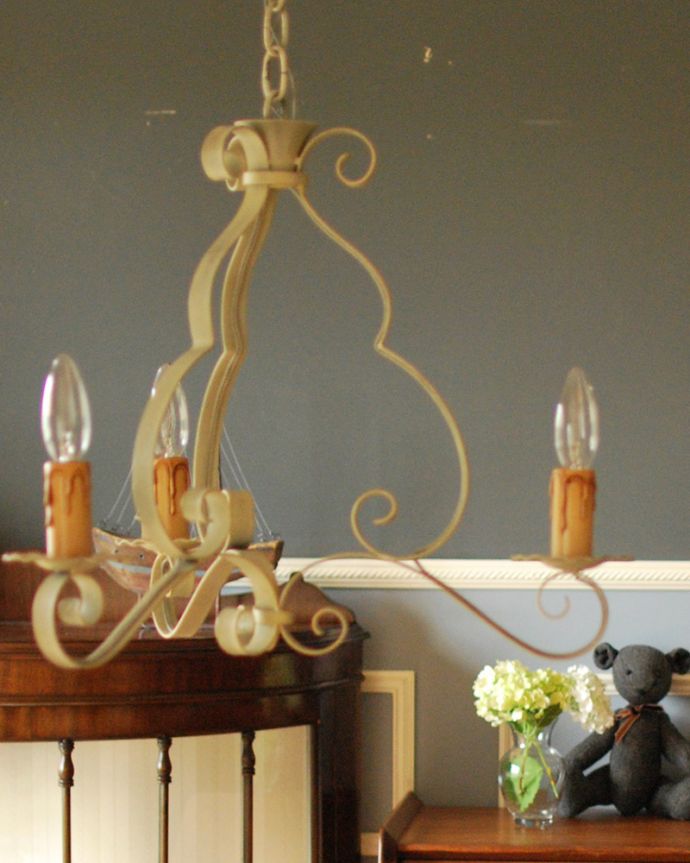 Handleオリジナル　照明・ライティング　Handleオリジナル シャンデリア(コトン・ホワイト・E17シャンデリア球3個付き)。どこから見ても可愛いデザイン見る方向によって違った表情を見せてくれる優しい曲線のラインに、ほっこりと癒されます。(CR-003)