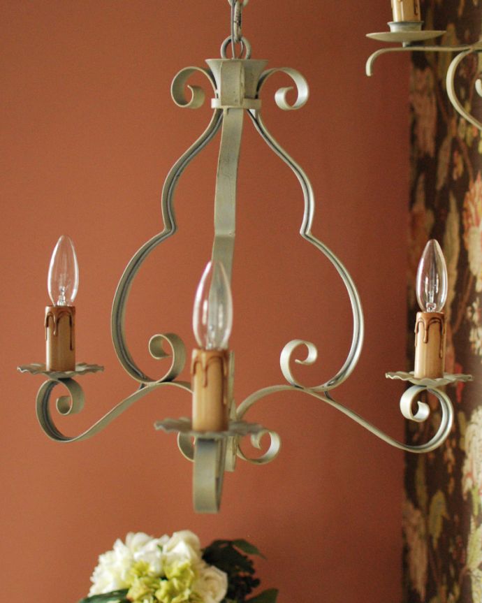 Handleオリジナル　照明・ライティング　Handleオリジナル シャンデリア(コトン・ホワイト・E17シャンデリア球3個付き)。角度によって見え方が違います3灯タイプなので、見る角度によって、まるで違ったデザインに見えます。(CR-003)