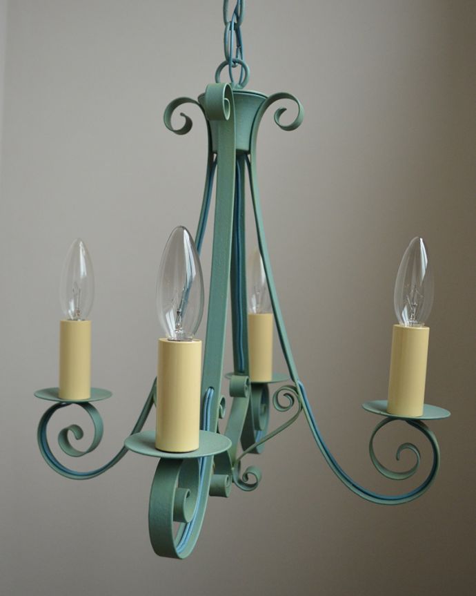 アンティーク風の照明、アイアン製のシャンデリア