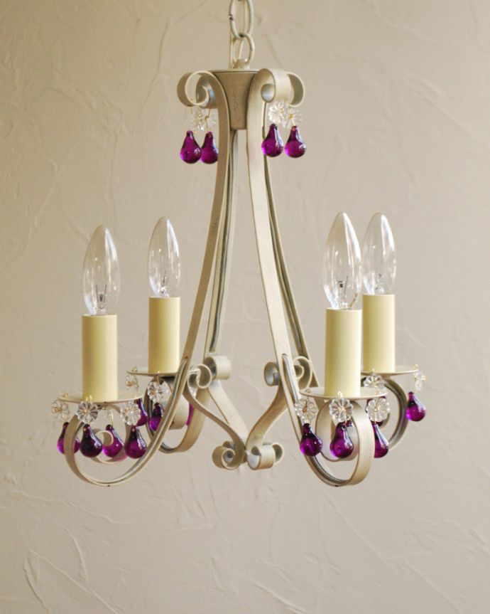 照明・ライティング Handleオリジナル シャンデリア(エッフェル・ホワイト・パープルビーズ・E17シャンデリア球4個付き)。質感のよさが感じられるアイアンのシャンデリアたくさんあるアンティークのアーカイブから探してきたものを日本のお家向けにアレンジしたシャンデリアです。(CR-008-2)