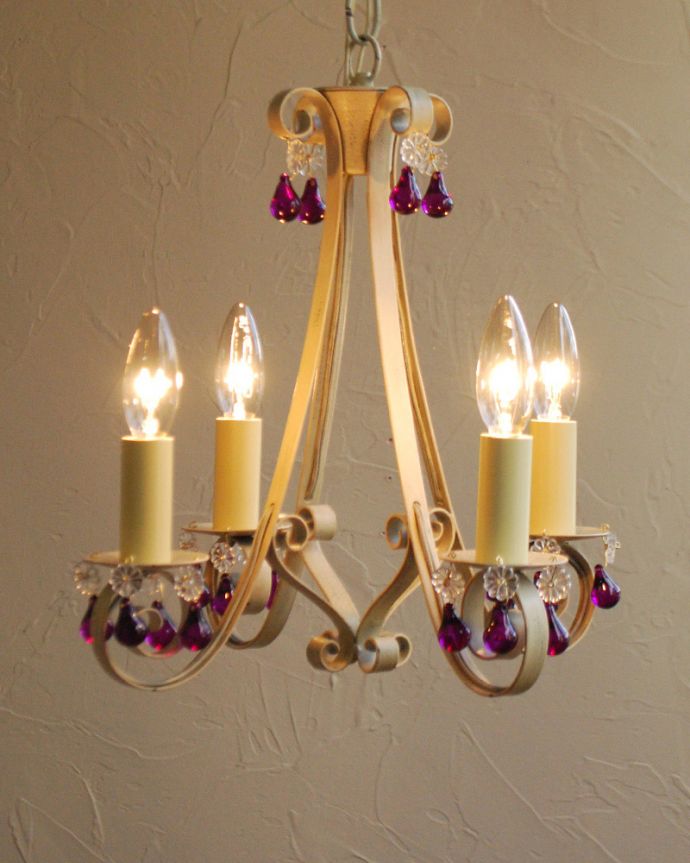 照明・ライティング Handleオリジナル シャンデリア(エッフェル・ホワイト・パープルビーズ・E17シャンデリア球4個付き)。パリのシンボル、エッフェル塔デザイン見上げると、すぐそばに見えるエッフェル塔･･･お部屋の中で、どこよりも近いフランス気分を楽しんでみてください。(CR-008-2)