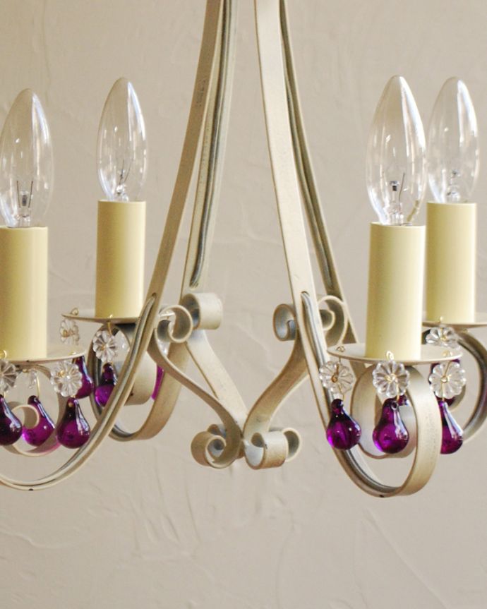 照明・ライティング Handleオリジナル シャンデリア(エッフェル・ホワイト・パープルビーズ・E17シャンデリア球4個付き)。しなやかに曲げたアイアンのフラットバーどんなお部屋でも使いやすいように、アイアンの太いフラットバーを優雅な曲線に曲げた、シンプルな中に素材のよさが際立つデザインです。(CR-008-2)