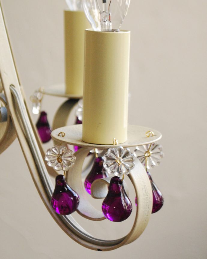 照明・ライティング Handleオリジナル シャンデリア(エッフェル・ホワイト・パープルビーズ・E17シャンデリア球4個付き)。究極のアンティーク仕上げ鍛造で叩いた跡を残したハンマートーン。(CR-008-2)