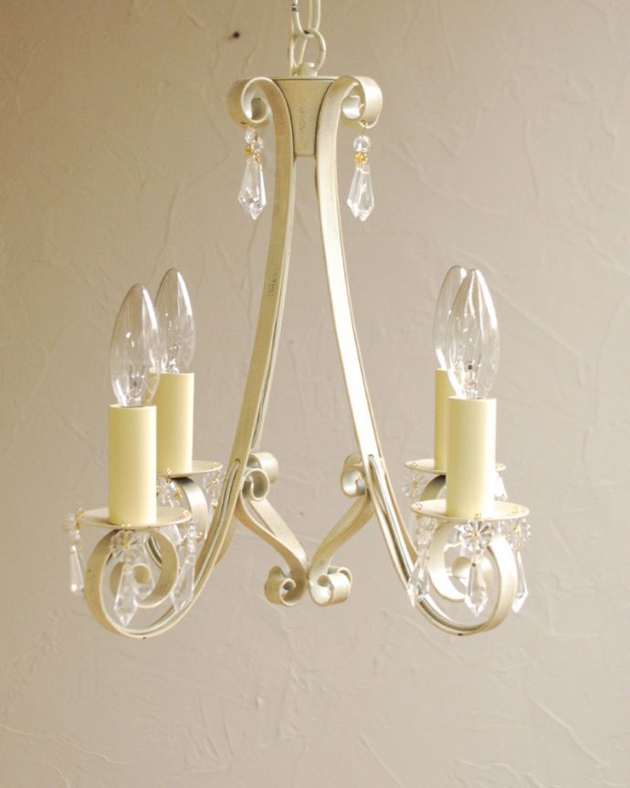 Handleオリジナル　照明・ライティング　Handleオリジナル シャンデリア(エッフェル・ホワイト・ドロップビーズ・E17シャンデリア球4個付き)。質感のよさが感じられるアイアンのシャンデリアたくさんあるアンティークのアーカイブから探してきたものを日本のお家向けにアレンジしたシャンデリアです。(CR-008-3)