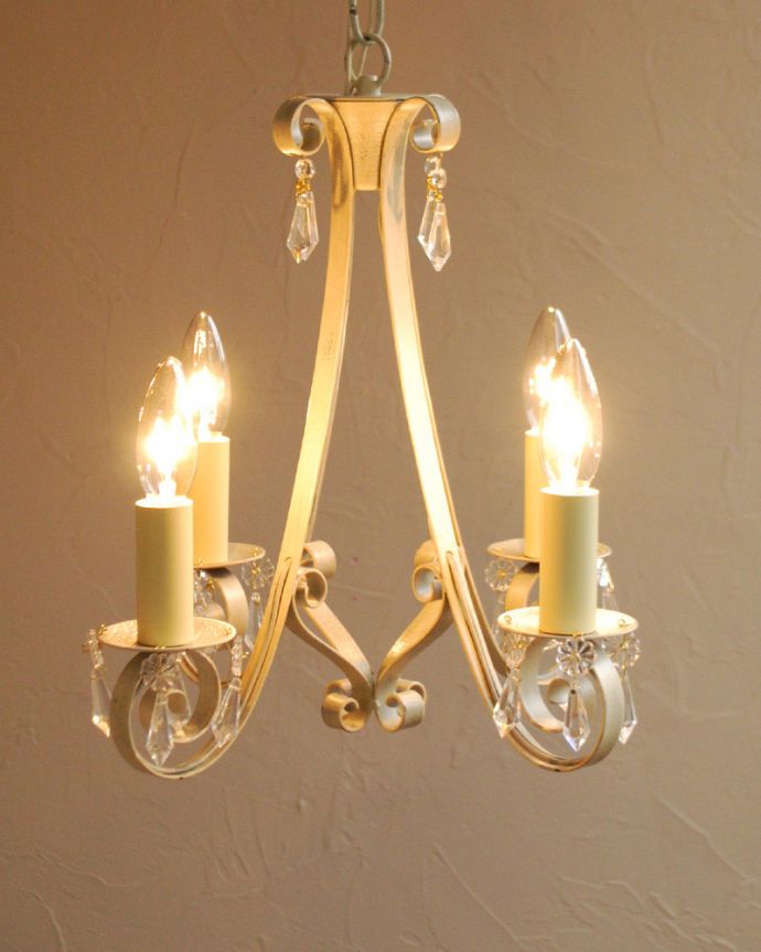 Handleオリジナル　照明・ライティング　Handleオリジナル シャンデリア(エッフェル・ホワイト・ドロップビーズ・E17シャンデリア球4個付き)。パリのシンボル、エッフェル塔デザイン見上げると、すぐそばに見えるエッフェル塔･･･お部屋の中で、どこよりも近いフランス気分を楽しんでみてください。(CR-008-3)