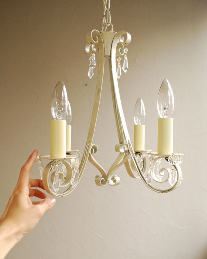 Handleオリジナル　照明・ライティング　Handleオリジナル シャンデリア(エッフェル・ホワイト・ドロップビーズ・E17シャンデリア球4個付き)。美しいシンメトリーデザイン見る角度によって、デザインが違って見える4灯タイプ。(CR-008-3)