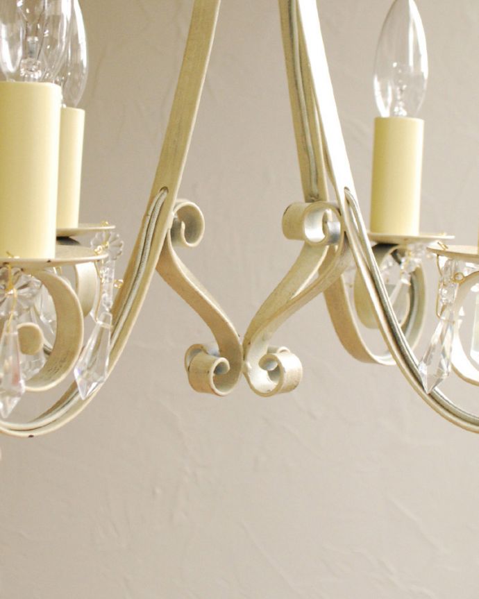 Handleオリジナル　照明・ライティング　Handleオリジナル シャンデリア(エッフェル・ホワイト・ドロップビーズ・E17シャンデリア球4個付き)。しなやかに曲げたアイアンのフラットバーどんなお部屋でも使いやすいように、アイアンの太いフラットバーを優雅な曲線に曲げた、シンプルな中に素材のよさが際立つデザインです。(CR-008-3)