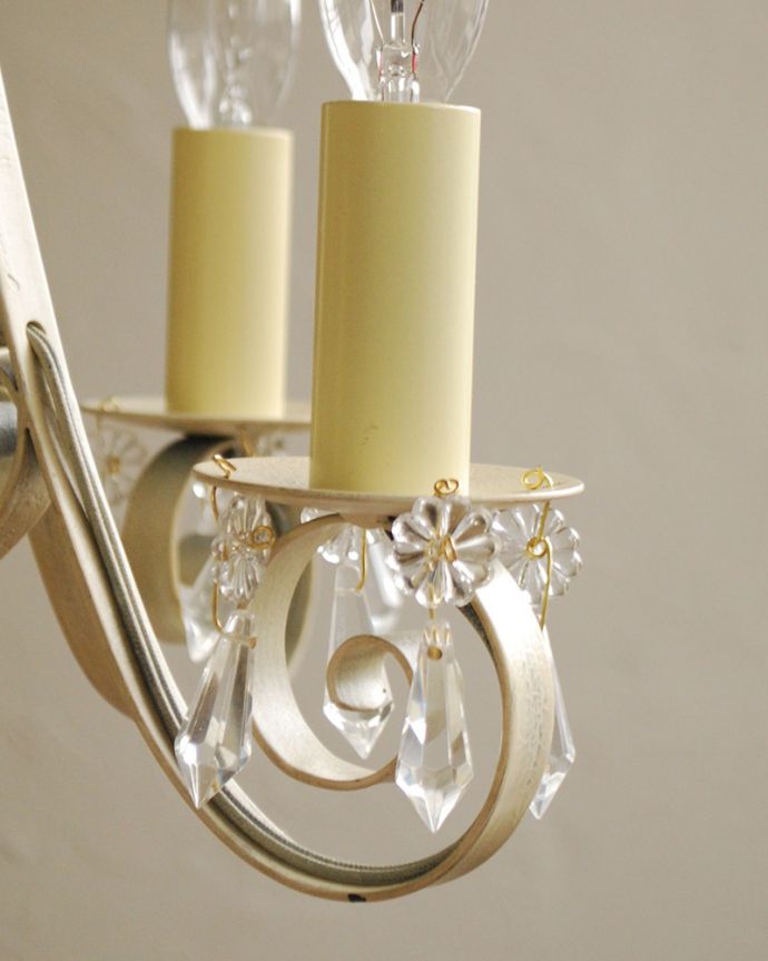 Handleオリジナル　照明・ライティング　Handleオリジナル シャンデリア(エッフェル・ホワイト・ドロップビーズ・E17シャンデリア球4個付き)。究極のアンティーク仕上げ鍛造で叩いた跡を残したハンマートーン。(CR-008-3)