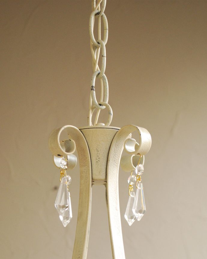 Handleオリジナル　照明・ライティング　Handleオリジナル シャンデリア(エッフェル・ホワイト・ドロップビーズ・E17シャンデリア球4個付き)。ご希望の長さでお届けしますお客様のご要望にあわせた長さでお作りしてからお届けします。(CR-008-3)