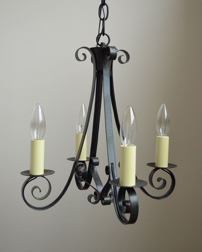 Handleオリジナル　照明・ライティング　Handleオリジナル シャンデリア(エッフェル・E17シャンデリア球4個付き)。使いやすいアイアンのシャンデリア質のいいアイアンを曲げて作った曲線デザインのシャンデリア。(CR-011)