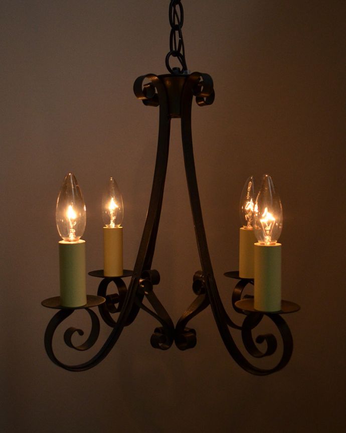 アンティーク照明を点灯させると…